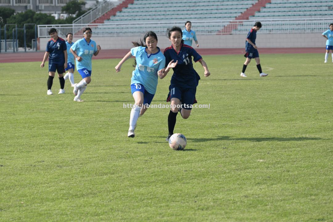 专业足球联赛中，女子队伍勇往直前